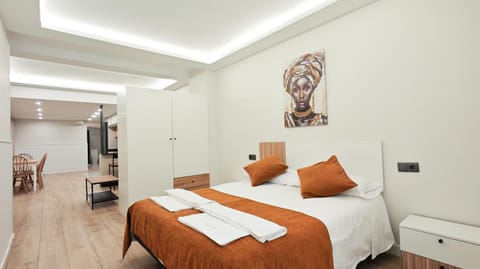 Bed, Photo of the whole room, Bedroom, towels