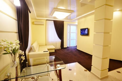 TV and multimedia, Balcony/Terrace, Living room, Photo of the whole room, Seating area, Dining area