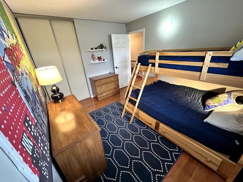 Large 4BD Home in Orleans with Pool House in Gatineau