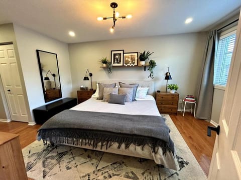 Large 4BD Home in Orleans with Pool House in Gatineau