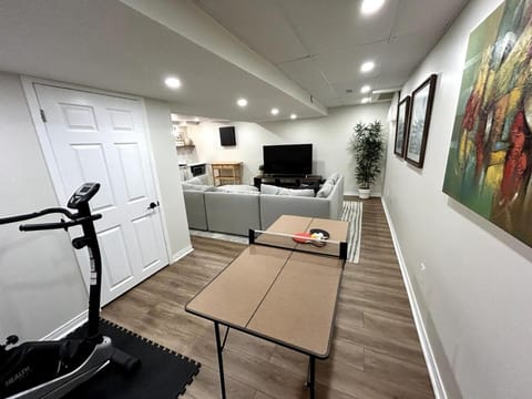 Large 4BD Home in Orleans with Pool House in Gatineau