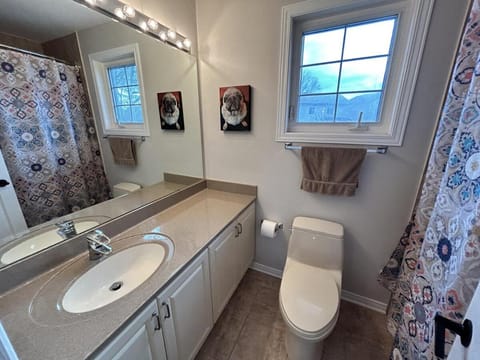 Large 4BD Home in Orleans with Pool House in Gatineau