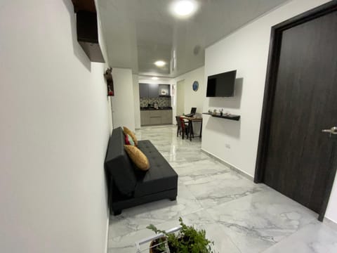 Communal lounge/ TV room, TV and multimedia, Kitchen or kitchenette, Living room, Seating area, Evening entertainment