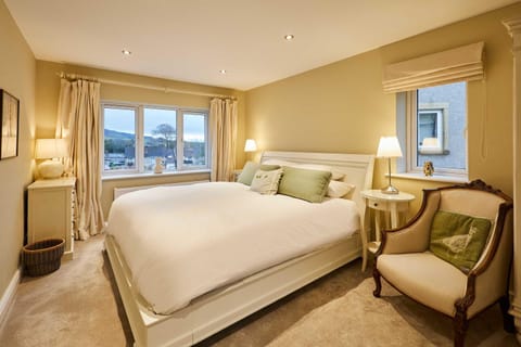 Bed, Photo of the whole room, Seating area, Bedroom