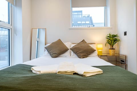 Bed, Photo of the whole room, Bedroom, towels