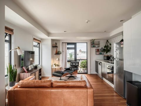 TV and multimedia, Kitchen or kitchenette, Living room, Seating area