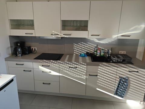 Coffee/tea facilities, Kitchen or kitchenette, dishwasher, stove