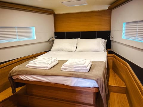 NeverQuiet - Solaris 50 Docked boat in Salerno