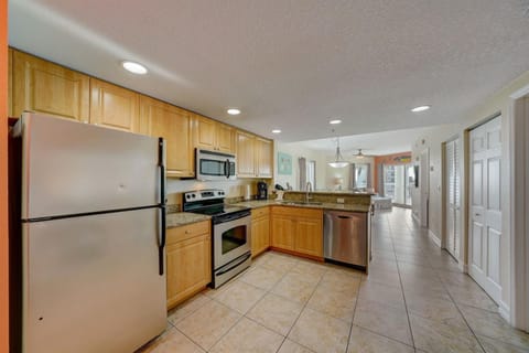 Oasis Getaways Escape the Cold, Embrace the Sun Apartment hotel in Treasure Island