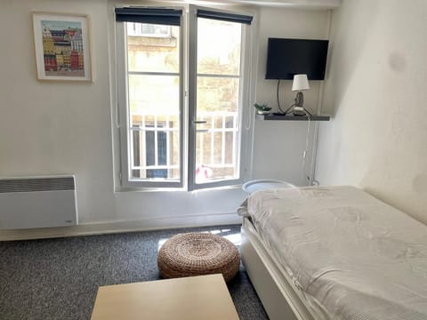 Bed, TV and multimedia, Photo of the whole room