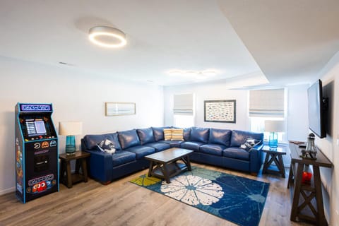 New Listing Pool Hot Tub & 2-Min Walk to Beach House in Corolla