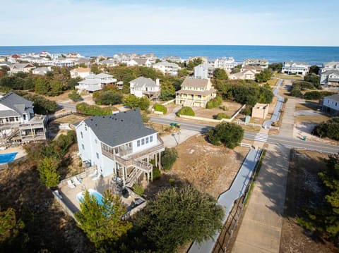 New Listing Pool Hot Tub & 2-Min Walk to Beach House in Corolla