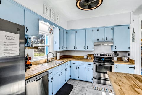 Kitchen or kitchenette, kitchen