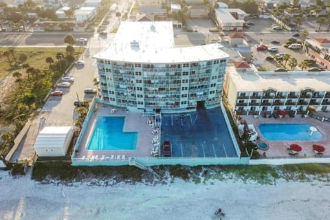 Property building, Day, Bird's eye view, Swimming pool, sunbed