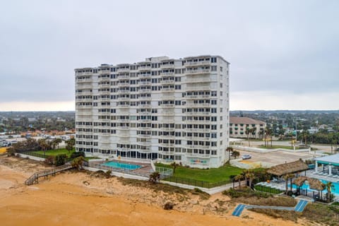 Property building, Day, Bird's eye view, Pool view, Swimming pool