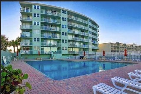 Property building, Day, Swimming pool, Swimming pool, sunbed