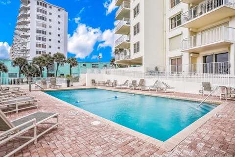 Property building, Day, Swimming pool, Swimming pool, sunbed