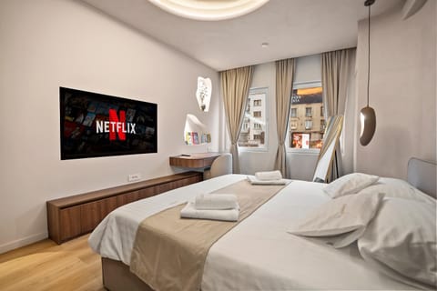 Bed, TV and multimedia, Photo of the whole room, Bedroom, towels