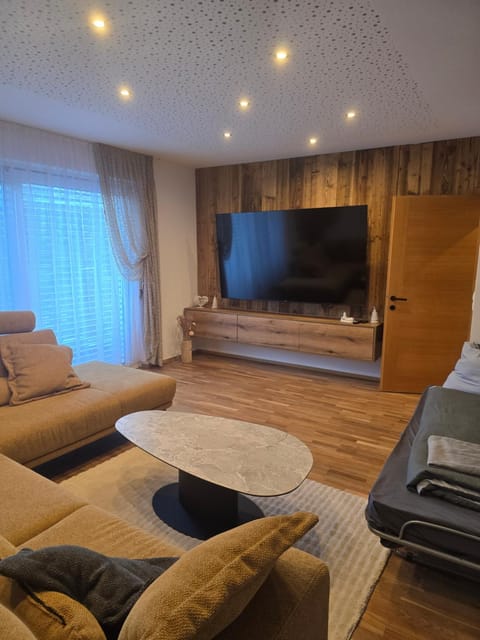 Communal lounge/ TV room, TV and multimedia, Living room, Seating area, Evening entertainment