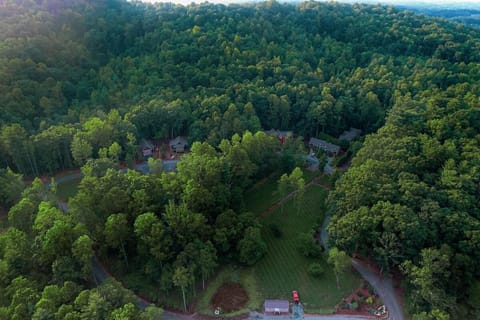 The Romantic Hickory Cottage House in Bent Creek