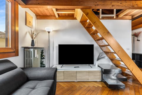 Communal lounge/ TV room, TV and multimedia, Living room, Seating area, Evening entertainment