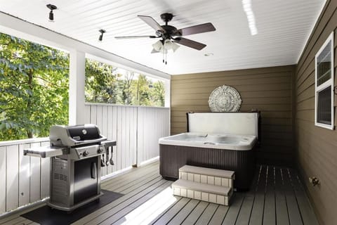 Walnut Cottage Romantic Hot Tub Getaway House in Bent Creek