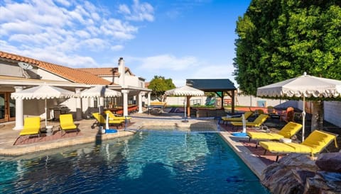 Sleeps 19 Pool Sport Court Putt Putt Gym House in Mesa