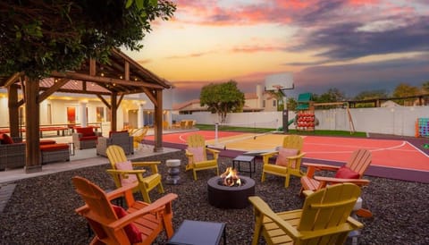 Sleeps 19 Pool Sport Court Putt Putt Gym House in Mesa