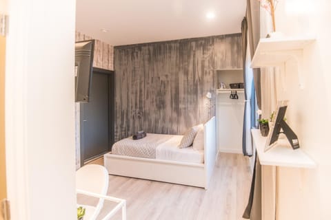 TV and multimedia, Photo of the whole room, Bedroom