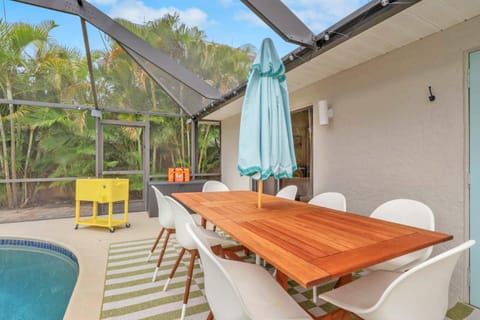 Private Heated Pool & Spa Putt Putt Fire Pit House in Naples Park