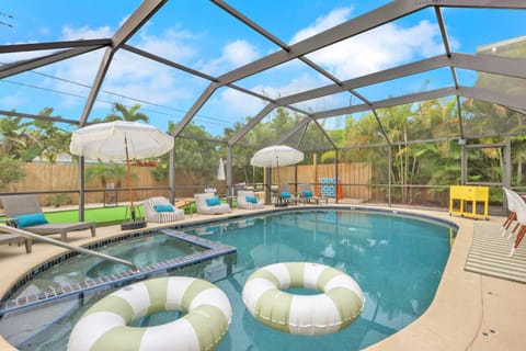 Private Heated Pool & Spa Putt Putt Fire Pit House in Naples Park