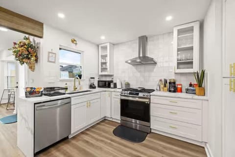 Minutes to Downtown -Fire Pit Pool Table Breakfast Apartment in Austin