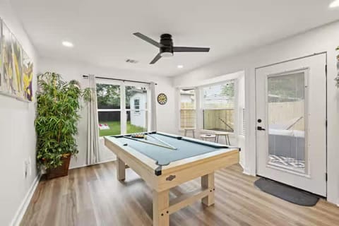 Minutes to Downtown -Fire Pit Pool Table Breakfast Apartment in Austin