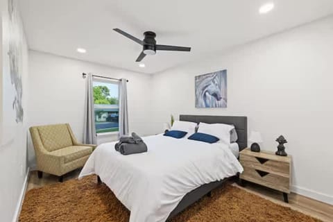 Minutes to Downtown -Fire Pit Pool Table Breakfast Apartment in Austin