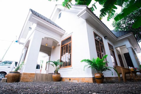 Property building, Facade/entrance, Day