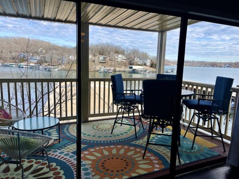 Baypoint Condo, Pool, Dock, relaxing location Apartment in Lake of the Ozarks