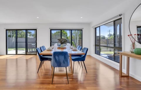 Seating area, Dining area