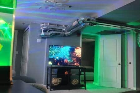 *Oceana* Entire King 3 BR lower level at MicroLux Apartment in Royal Oak