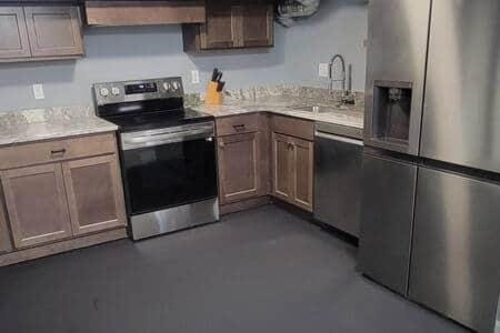 *Oceana* Entire King 3 BR lower level at MicroLux Apartment in Royal Oak