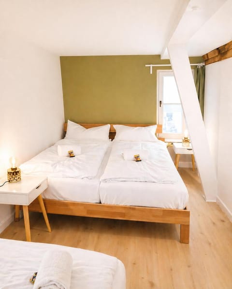 Bedroom, towels