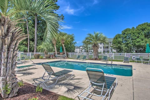 Steps to Pool and Golf! Condo 4 Mi to Myrtle Beach Apartment in Carolina Forest