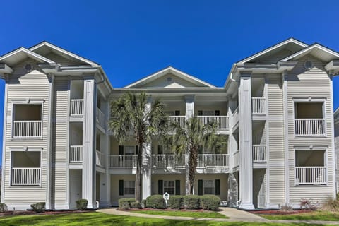 Steps to Pool and Golf! Condo 4 Mi to Myrtle Beach Apartment in Carolina Forest