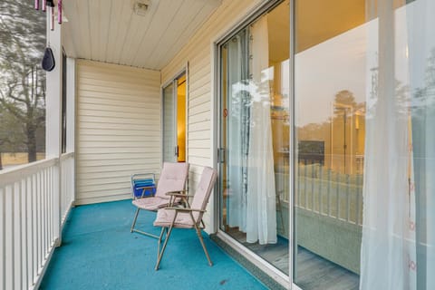 Steps to Pool and Golf! Condo 4 Mi to Myrtle Beach Apartment in Carolina Forest