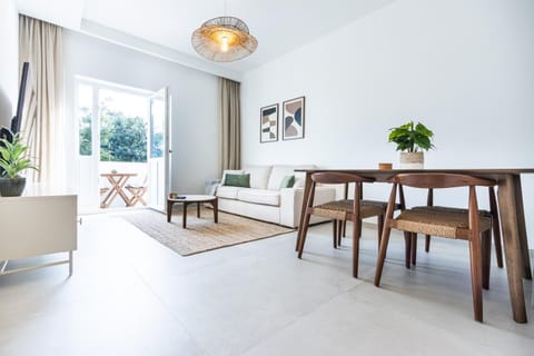 Balcony/Terrace, Living room, Seating area, Dining area