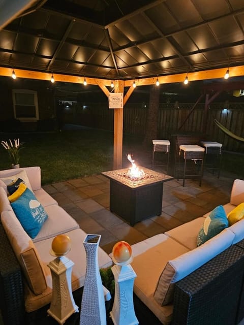 Gold Coast Oasis 2BR Home Near Airports, Game Room, FirePit House in Berwyn