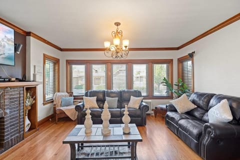 Gold Coast Oasis 2BR Home Near Airports, Game Room, FirePit House in Berwyn