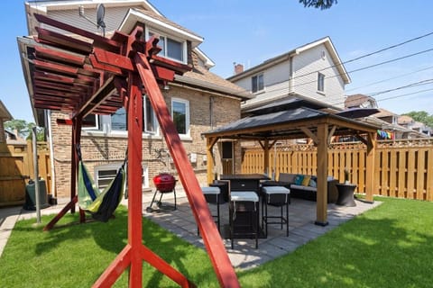 Gold Coast Oasis 2BR Home Near Airports, Game Room, FirePit House in Berwyn