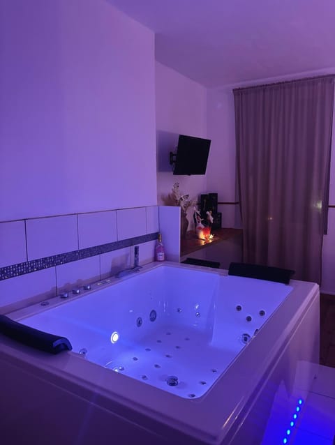 Hot Tub, Bath