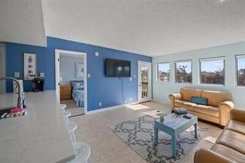TV and multimedia, Kitchen or kitchenette, Living room, Seating area, Mountain view