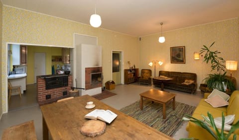 Kitchen or kitchenette, Living room, Seating area, Dining area